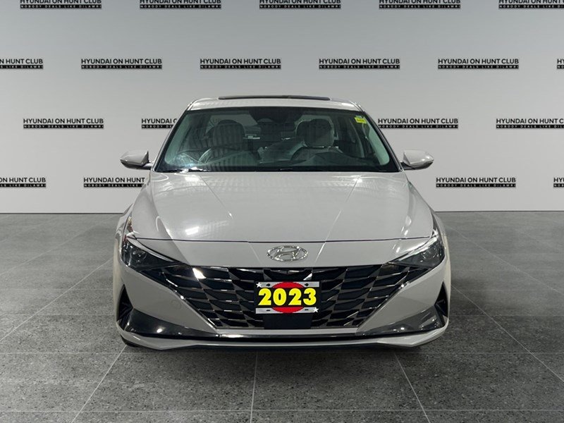 2023 Hyundai Elantra Luxury IVT w/Two-Tone Interior
