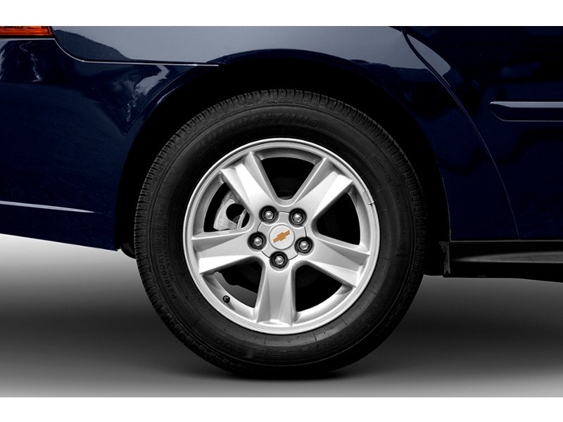 2004 Chevrolet Malibu MAXX 4dr Sdn LS Exterior Shot 5