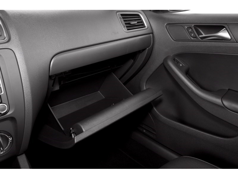 2014 Volkswagen Jetta 4dr 1.8 TSI Auto Highline Interior Shot 3
