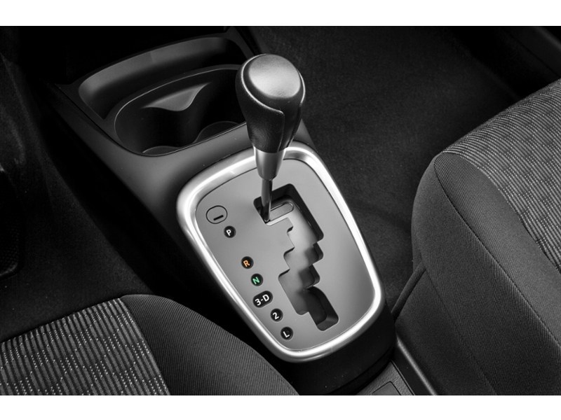2015 Toyota Yaris 5dr HB Auto LE Exterior Shot 12